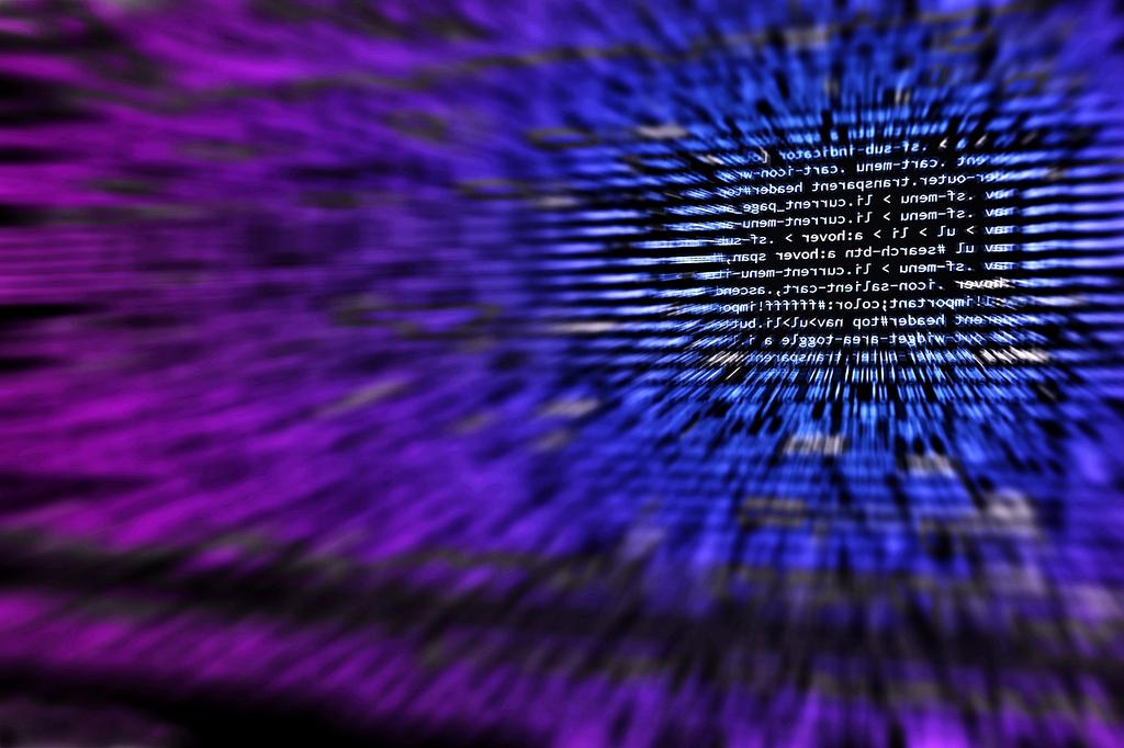 Programiści omawiający kod na wydarzeniu technologicznym